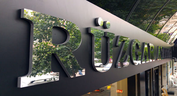 ışıksız tabela, kabartma harf